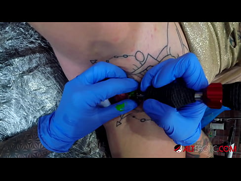 ❤️ Extremt tatuerade snyggingen Sully Savage fick en tatuering på sin klitoris ☑ Sexvideo at us sv.onlyhdporn.ru ❤